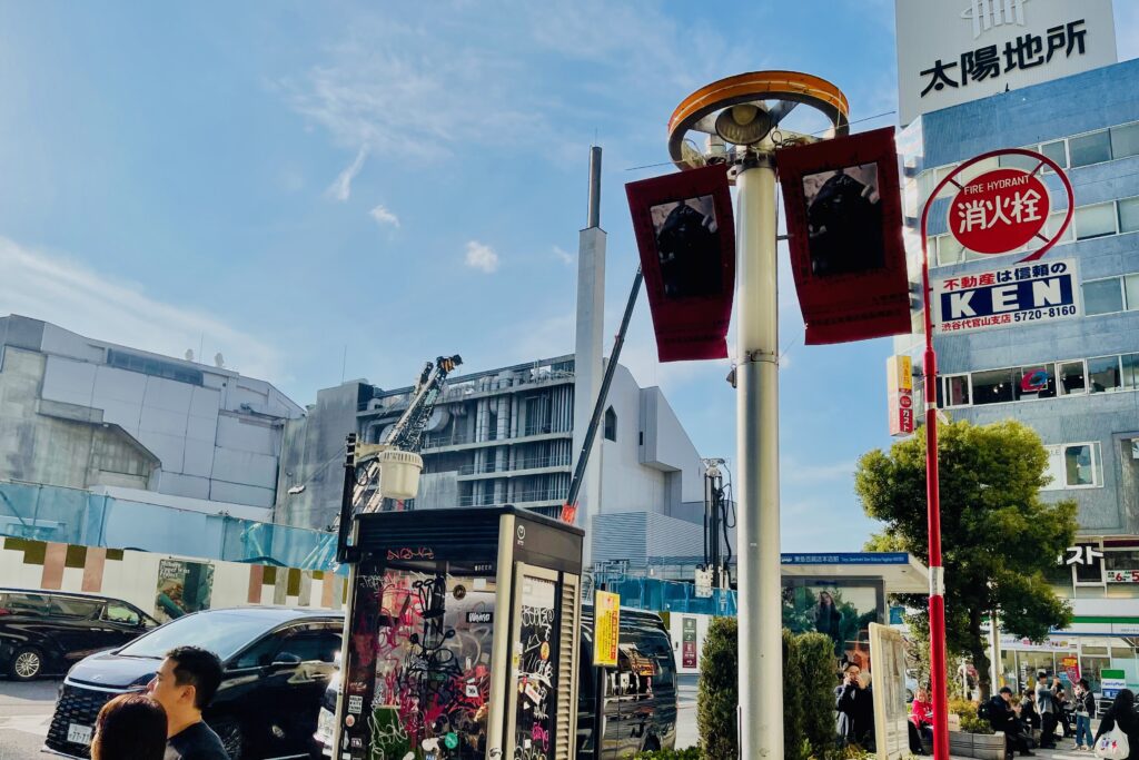 高木由利子 写真展「Threads of Beauty 1995-2025 ― 時をまとい、風をまとう。」のフラッグが風に揺れている渋谷の街並み