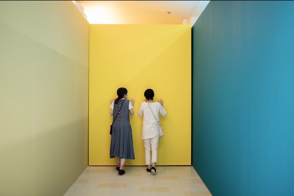 飯川雄大《デコレータークラブ― 配置・調整・周遊》2020年
「ヨコハマトリエンナーレ 2020」(PLOT48)での展示風景
Photo: Takehiro Iikawa, courtesy of the artist