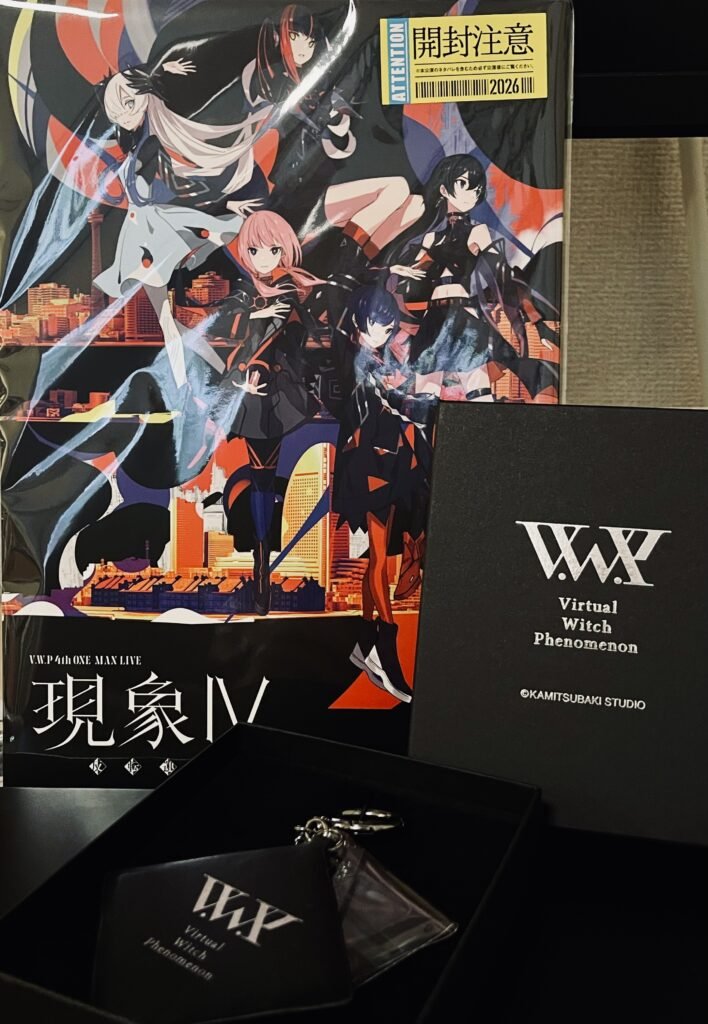 V.W.P 4th ONE-MAN LIVE「現象Ⅳ-反転運命-」パンフレットと予約特典（ミラー付きチャーム）