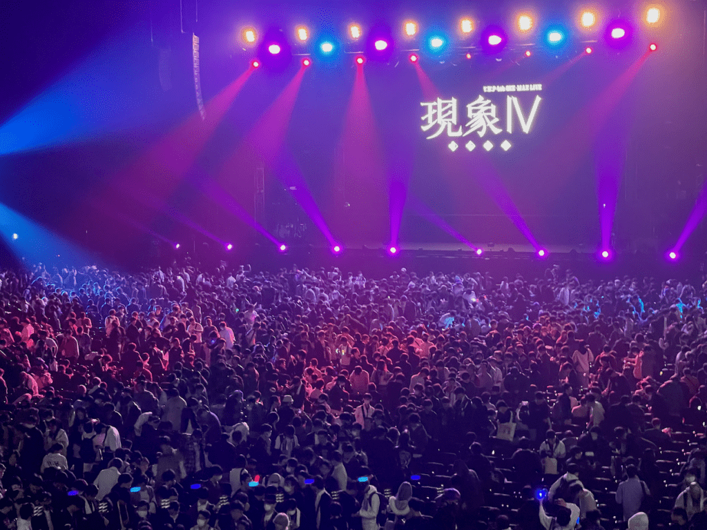 V.W.P 4th ONE-MAN LIVE『現象IV-反転運命-』の会場(ぴあアリーナMM)。満員の客席とステージ演出