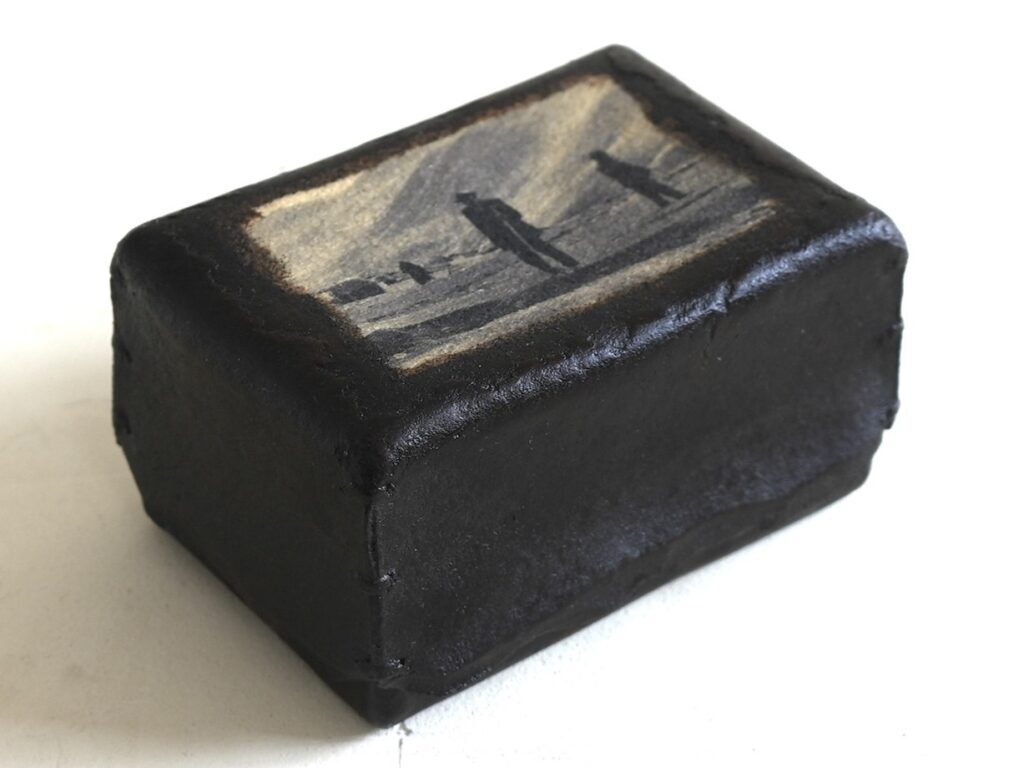 高木由利子 × 漆皮作家・樋上純。高木由利子の作品を皮革にプリントし漆で塗り固めた、まるで太古の遺物のような箱。漆皮作家の樋上純とのコラボレーションにより制作された作品