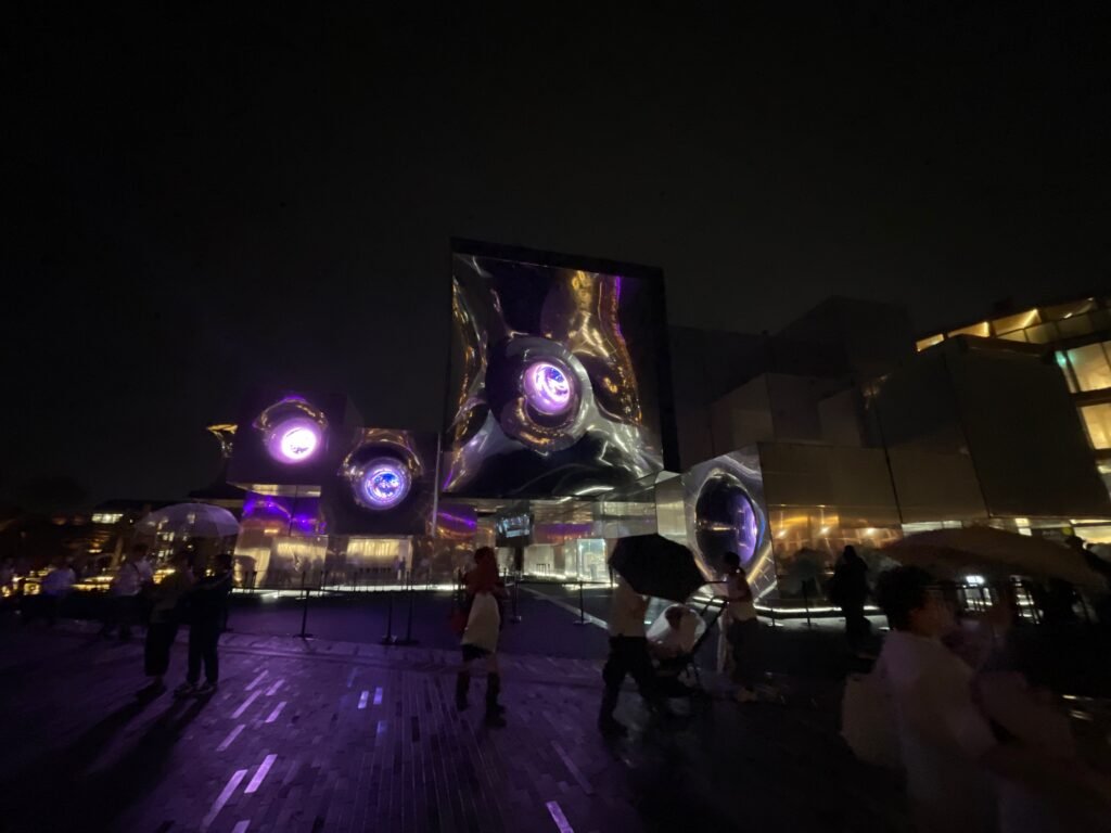 大阪・関西万博の落合陽一プロデュース「null²（ヌルヌル）」パビリオンの夜の外観。