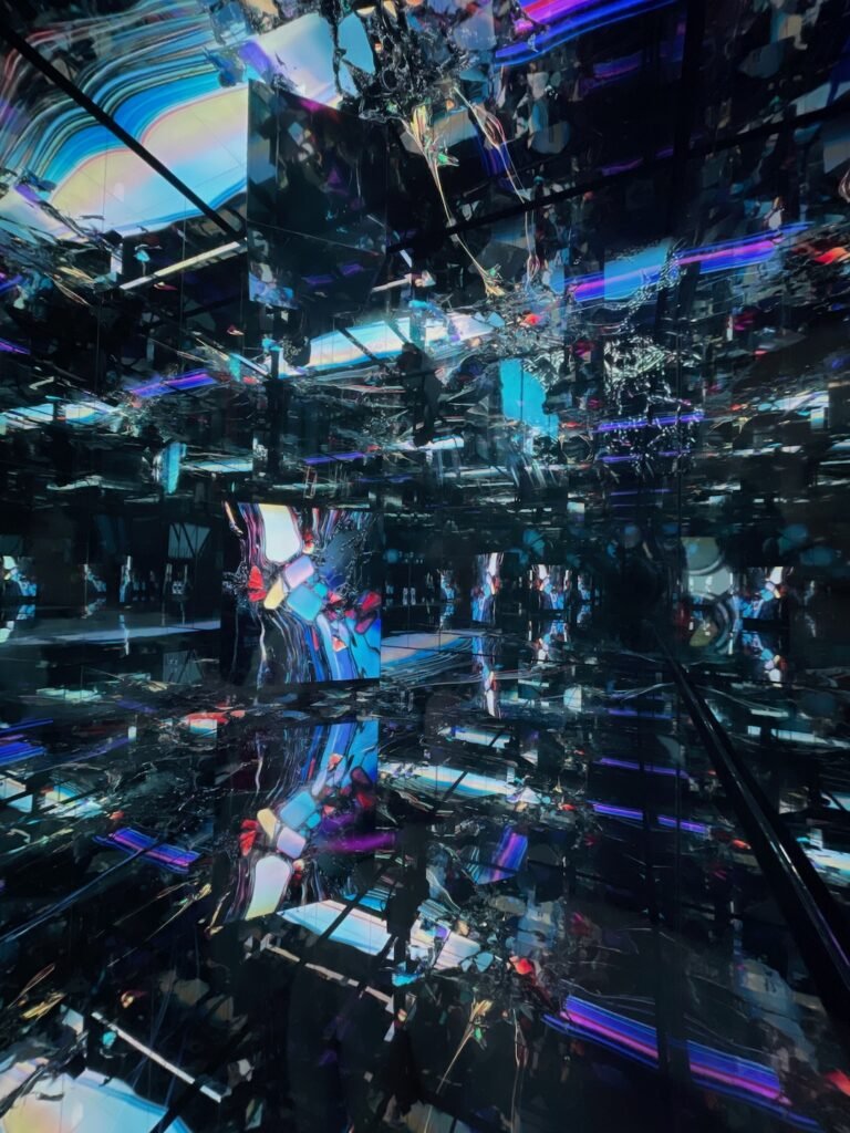 大阪・関西万博「null²」パビリオンの内部空間。鏡面とデジタル映像が融合した幻想的な展示風景。