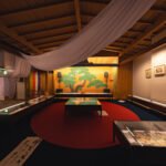 新宿歌舞伎町能舞台で開催される『北斎・英泉 艶くらべ ー歌舞伎町花盛りー』の会場風景