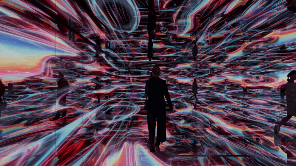 常設イマーシブシアター「null²ⁿ（ヌルヌルネクサス）」の内部イメージ。空間全体を覆う色彩豊かなデジタル映像が鏡面に反射し、来場者が光の渦の中に佇む没入体験の様子。