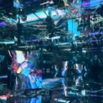 大阪・関西万博「null²」パビリオンの内部空間。鏡面とデジタル映像が融合した幻想的な展示風景。