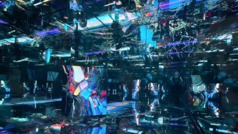 大阪・関西万博「null²」パビリオンの内部空間。鏡面とデジタル映像が融合した幻想的な展示風景。