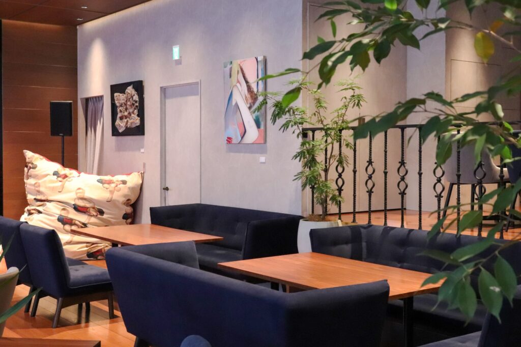 「パンとエスプレッソとGINZA ART LOUNGE」でアート作品を展示する空間