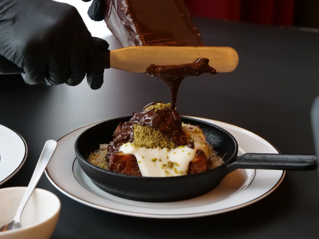「パンとエスプレッソとGINZA ART LOUNGE」で提供されるラクレットチョコのドバイフレンチ