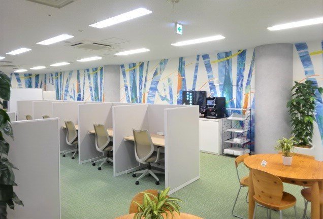 AI Village内観(1名半個室<画面左手から中央>)カラフルで快適な最新設備が整っている。